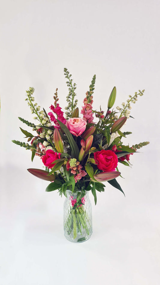 Pink and red fllowers in a bouquet to help breast cancer awareness.