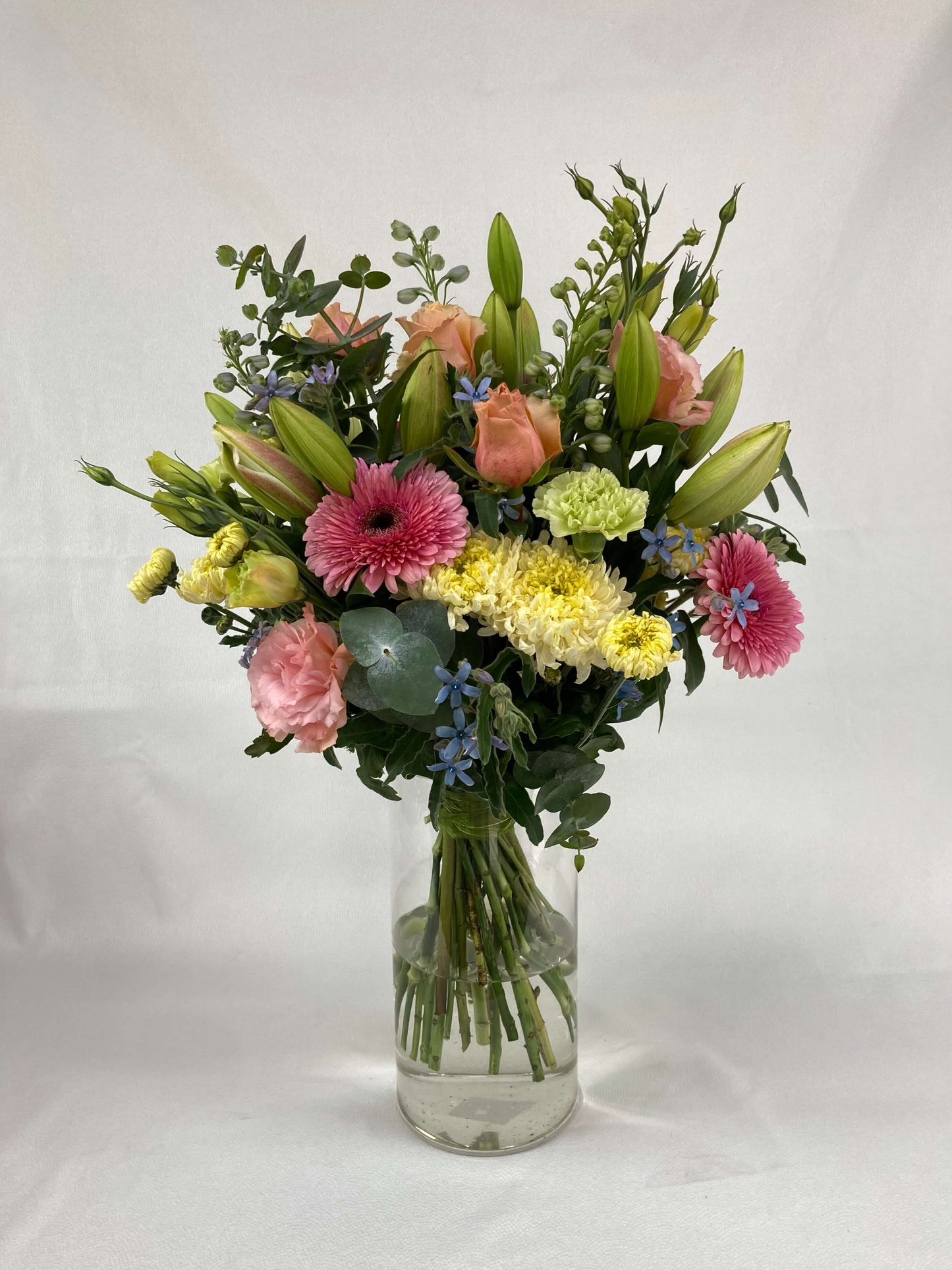 A pastel bouquet that you can receive in our flower subscription offer.